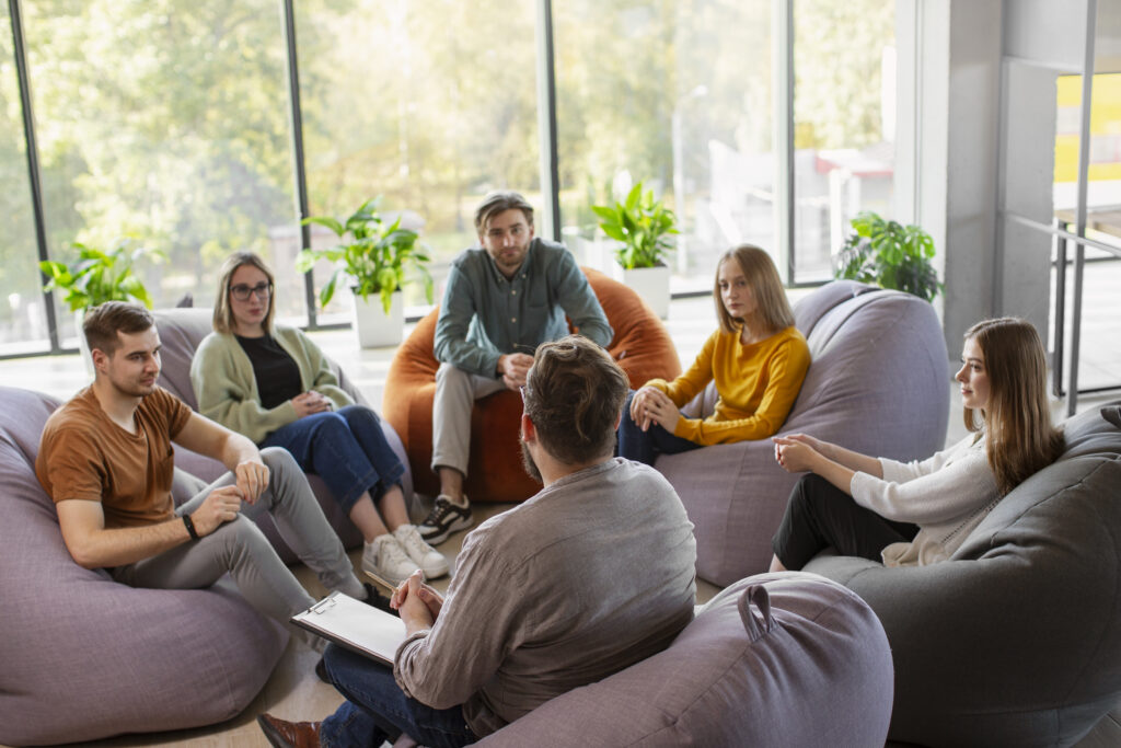 personas que asisten una reunion de terapia personas que asisten una reunion de terapia